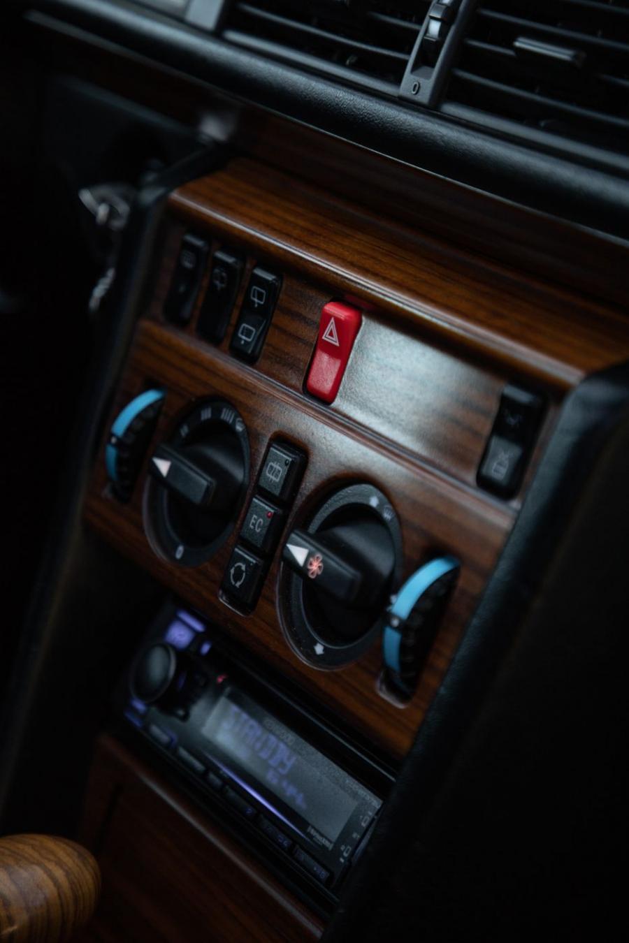 Детали интерьера Mercedes-Benz 300 TE 4Matic (S124) 1993 года  (фото 60 из 89)